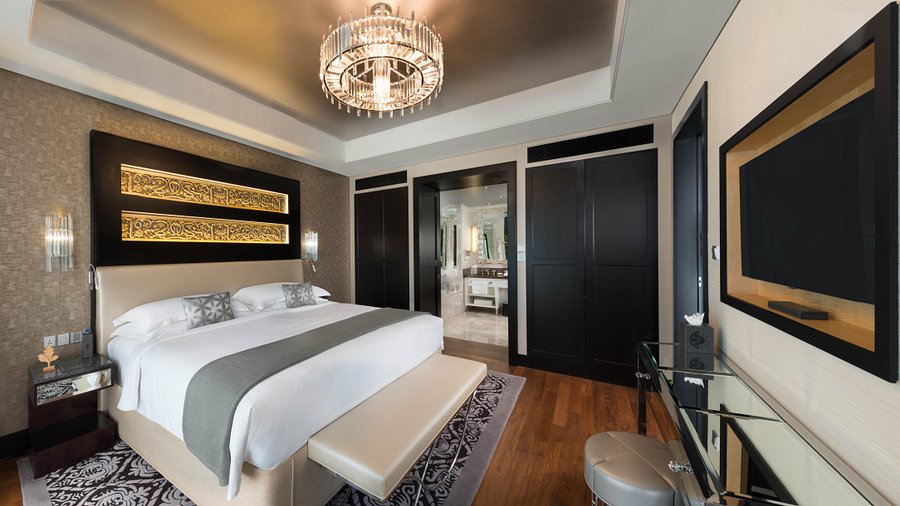 deluxe-room-bedroom.jpg