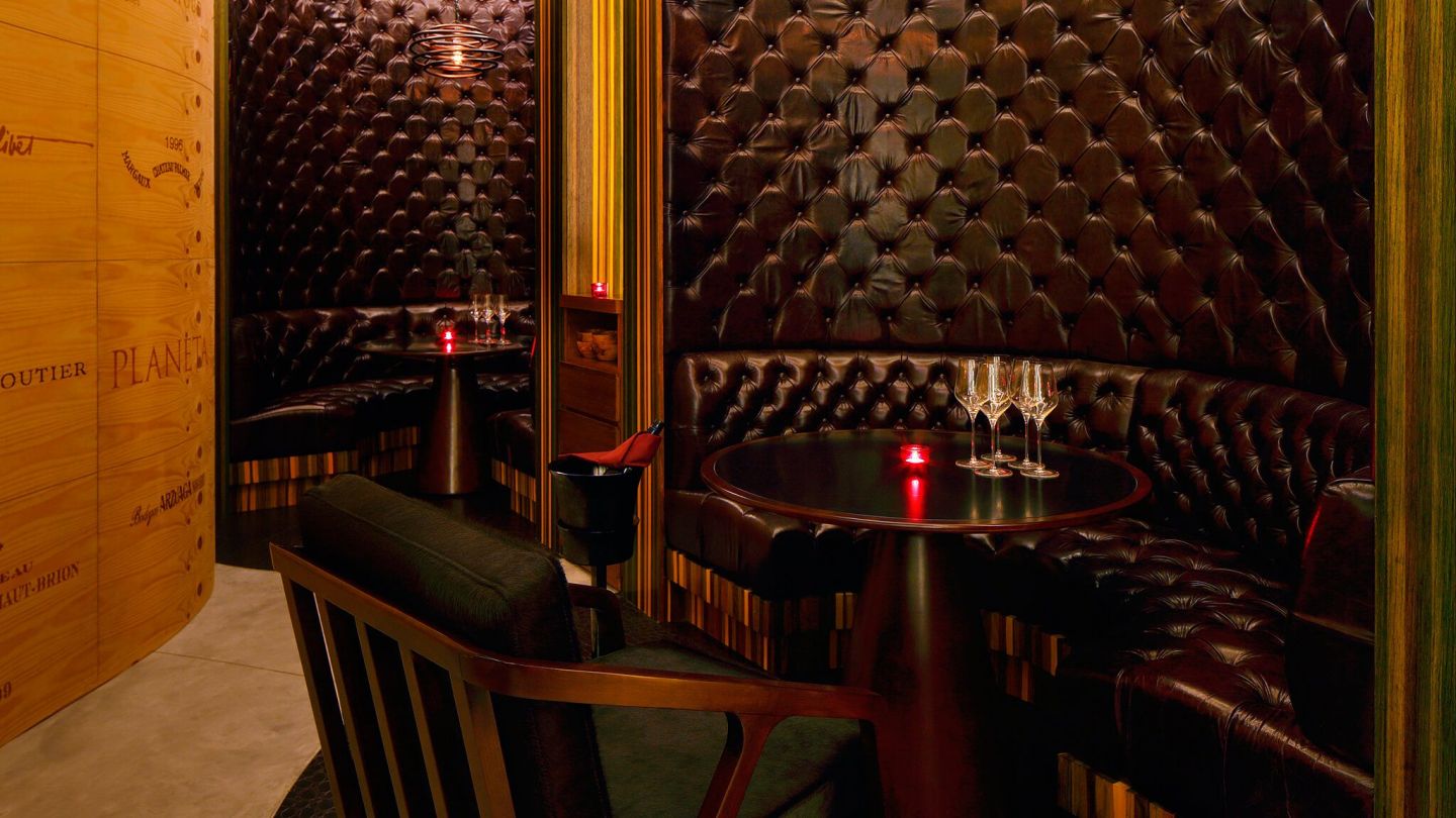 010928-02-Conrad Dubai Cave- Booth_2.jpg