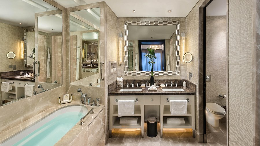 grand-deluxe-bathroom.jpg