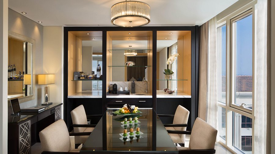 corner-suite-dining-area.jpg