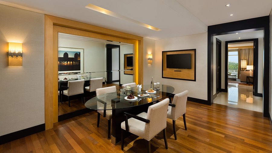 corner-suite-dining-room.jpg