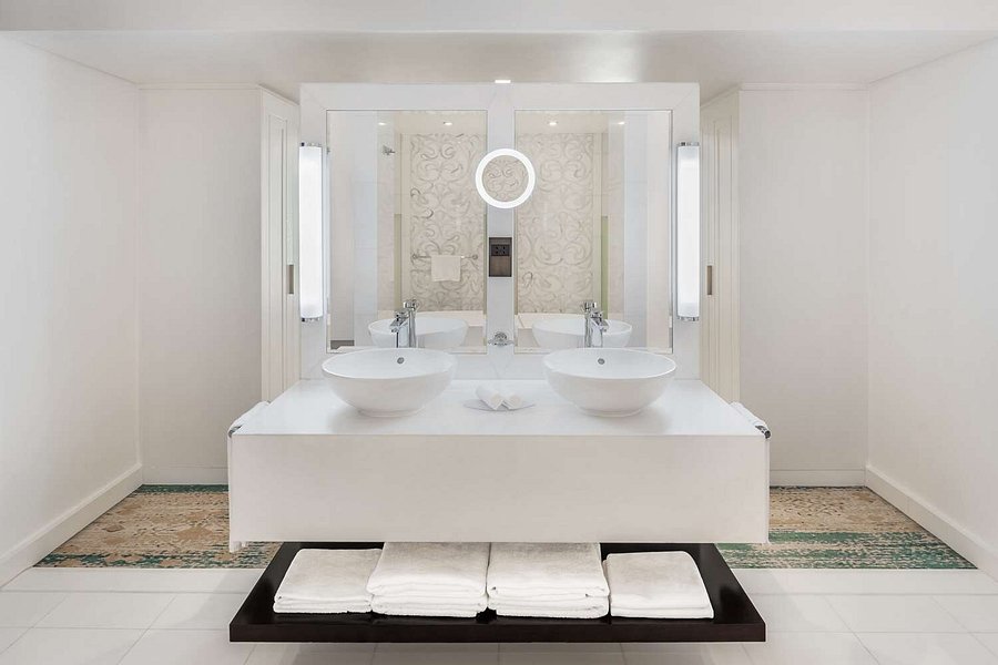 presidential-suite-bathroom.jpg